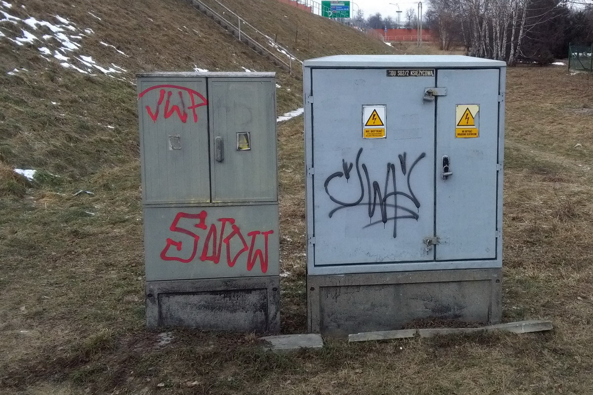 Szpecące miasto graffiti.