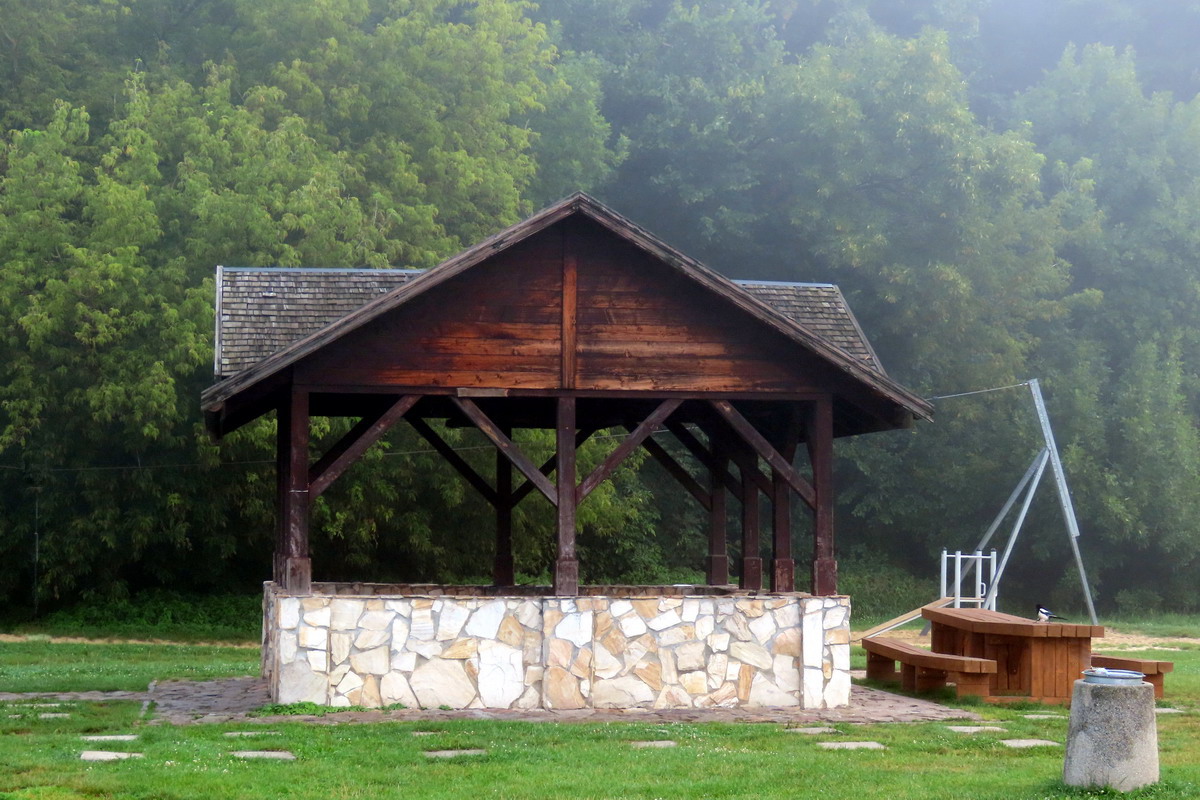 Miejsce do grillowania nad Wisłokiem, na terenie Bulwaru Kowalskiego.